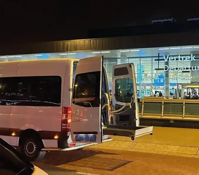 Rolstoelbus bij Schiphol voor reizigers uit Vinkeveen